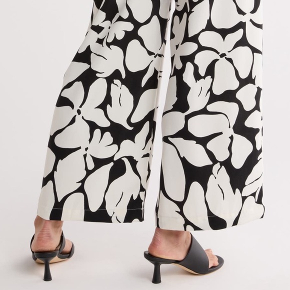 NWT NORDSTROM RACK
Wide Leg black and white,
Crop Pants Size M - Picture 10 of 17